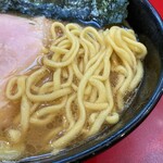 ラーメン 杉田家 - 酒井製麺の直系仕様の中太麺。