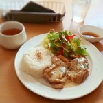 kaerucafe - 本日のランチ：ハニーマスタードチキンプレート（スープ・ドリンク付）1,050円