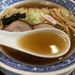 さぶろう - スープは香ばしい煮干しの香りが広がります。程よく脂が浮いてしっかりコクもある旨いスープ。