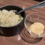 本格焼肉・韓国家庭料理 食辛房 - ネギパワー￥200　サービスのニンニク