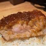 洋食工房パセリ - ロースカツ断面♡ この厚みと旨みと柔らかさ最高！