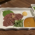 本格焼肉・韓国家庭料理 食辛房 - レバ刺し￥999