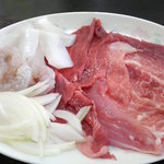 みどり屋 - えび、いか、牛肉、豚肉、たまねぎ。今日はタコが無いので他でカバーだそうです。