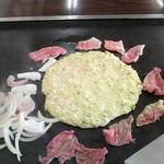 みどり屋 - お店で自分で焼くの久しぶりなので悩んだ末、少し周りで焼いておく事にしました。