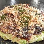 みどり屋 - ミックス焼き1000円。ソースをたっぷり塗って、鰹節と青海苔で仕上げました。