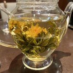 Wanfuchin Resutoran - 料理とともに、徐々に花開く花茶をいただけます。
