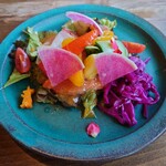 ダ・ルイジ - サーモンのマリネ。前菜だがボリュームある満足度の高い一皿。鮮度抜群の自家野菜たちが彩りと瑞々しさを演出している。