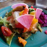 ダ・ルイジ - 色とりどりの自家野菜たち。型抜きされた人参の兎が可愛らしい。