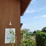 ダ・ルイジ - 店舗入口から畑越しに海を見る。秋空と澄んだ空気が気持ち良い。