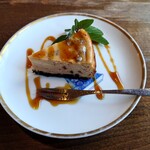 ダ・ルイジ - あずきと黒蜜のチーズケーキ、和洋がバランス良く融合した美味さ溢れる仕上げの一皿