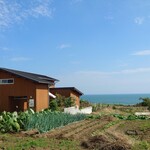 ダ・ルイジ - DA・Ruiji さん全景／海に面した高台に佇む