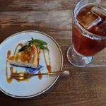 ダ・ルイジ - Dessert Menu より “あずきと黒蜜のチーズケーキ、” Drink Menu より “アイスティー (ストレート)”