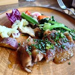 ダ・ルイジ - ここでも自家野菜が彩りを添える。力強さを感じる一皿。