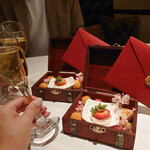 リゾートレストラン カスケード銀座店 - 苺と鶏レバーのマカロン イチジクを添えて