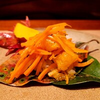 香嵐 - 紅葉ごはん もち米に零余子、人参、雲丹、みかん。みかんでほんのり甘酸っぱい飯蒸しでした。食感を重視した人参はフレンチのキャロットラぺからのインスパイア。