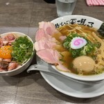 鶏そば啜る 小牧分店 - 「中華そば全部のせ（980円）」と「レアチャーシュー丼（ミニ）（300円）」