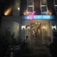 VELVET VIRGO - 夜の外観