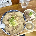 中華そば 琴の - 『太麺塩チャーシュー麺 大盛り』
            背脂 味付け玉子トッピング と 『二グめし』