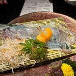 博多 なぎの木 - イカの生き造りは４人に一杯、透明感のあるコリっとした食感は生き造りならではですね。
             
            ゲソ等は天ぷらにして貰いました・・・