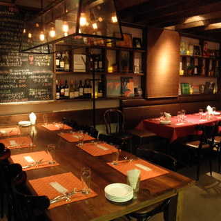 木の温かみのあるお洒落空間。心地良い風を感じるテラス席も