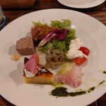 GROTTA PICCOLA  - 前菜盛り合わせ　右からジグザグに
                                シャインマスカットとトマトのモッツァレラチーズ、
                                黒鯛カルパッチョ、
                                青のりマッシュルームのフリット、
                                生ハムチーズ、
                                パテ