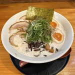 麺屋 じょっぱり - とんこつラーメン白 味玉(780円、斜め上から)