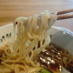 Tokyo Bay Fisherman's Noodle - “麺”は縮れの入った“中太麺”、縮れ方が不規則で、箸で上手に摘まみ上げられません