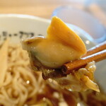 Tokyo Bay Fisherman's Noodle - “ホンビノス貝”のむき身はプリっとした感じ、小さいのですが、真剣に噛んでいくと旨味を感じることができます。