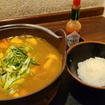 守家庵 - トマトカレー鍋うどん
            具材はトマト、馬鈴薯、大根、椎茸、牛蒡、蓮根、お揚げ、豚バラ肉、生玉子、刻み葱
            足踏みした自家製うどんはモッチリ系
            羅臼昆布、鰯節&鰹節&イリコ等で引いたお出汁で割った弛いカレー