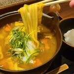 Moriyan - トマトカレー鍋うどん(税込1,100円)
      トマトの酸味が良いアクセントになっており、ついつい最後まで食べてしまい、お腹いっぱいになってしまった