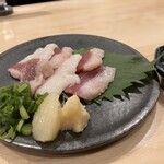 路地裏酒場 ゴンポジ - 馬刺し／フタエゴ（馬バラ肉）には甘い醤油（門司のヤマニ醤油とのこと）。