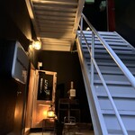 路地裏酒場 ゴンポジ - 階段下左にお店はあります。
