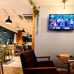 Cafe & Bar BLANCHE - 個室のような雰囲気のソファ席