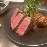 ワカヌイ グリル ダイニング バー 東京 - ステーキ　カット後