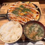 Okonomitei - 定食にするとご飯、味噌汁、漬物がつきます。