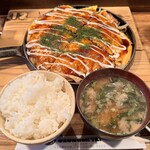 おこのみ亭 - 定食にするとご飯、味噌汁、漬物がつきます。