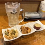 しみず - さつまいも酢橘煮、厚揚げピリ辛、マカロニサラダとハイボール