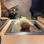 神戸 赤ふじ - たっぷりの牛脂を溶かしてハンバーグを焼いていきます。