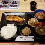 Uozen - 焼魚と一品料理定食。