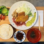 Suido cafe - モウカザメのフライ定食 1320円 ※小鉢、お椀付き ※小鉢(お新香)は後から出てきました。
                        2023年10月21日