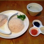 松記鶏飯 - ランチでも大好評の海南鶏飯　（シンガポールスタイルチキンライス） ぜひ、一度お試しください！鶏の茹で、ライスの炊き、3種類のソース、全てにこだわりました。ぷりぷりした鶏の食感と3種のソースが良く合います。