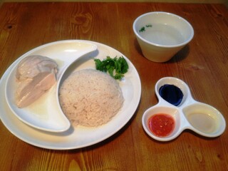 SONG KEE JEE FAN - ランチでも大好評の海南鶏飯　（シンガポールスタイルチキンライス） ぜひ、一度お試しください！鶏の茹で、ライスの炊き、3種類のソース、全てにこだわりました。ぷりぷりした鶏の食感と3種のソースが良く合います。