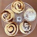 クルクルシナモン - まん中上から時計まわりに…
いちじくくるみ（350円）
クリームチーズ（320円）
チョコナッツ（350円)
オリジナルシナモンロール（300円）
マロン(370円)