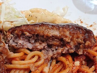 ターBOU - ターBOU ＠八丁堀 ハンバーグのせナポリタンの柔らかい食感の粗挽きハンバーグ断面