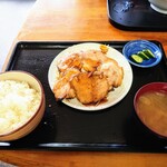 てりや - 焼チャーシュー定食 750円
                                
                                ロースが2枚、バラが3枚
                                恐らく焼豚煮汁で香ばしく焼かれ、
                                パサつく直前で、絶妙な火加減。
                                バラは、加熱で脂の美味さが増し
                                合わせると、絶妙な美味さになります。