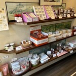 Ume Hachi - こじんまりとした店内には、家庭用から箱入りの贈答用まで
                        たくさんの梅干しが並んでいます