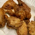 いちわ商店  - 左醤油唐揚げ 右塩レモン唐揚げ