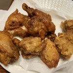 いちわ商店  - 左醤油唐揚げ 右塩レモン唐揚げ