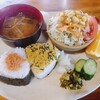 茶楽やまもと屋 - 料理写真:モーニング⑷ おにぎり2こ•ゆでたまご•サラダ•みそ汁•漬物•くだもの+ドリンク付き¥650