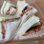 ケーワン - タマゴサンドとハムサンドが半分ずつ入っていました